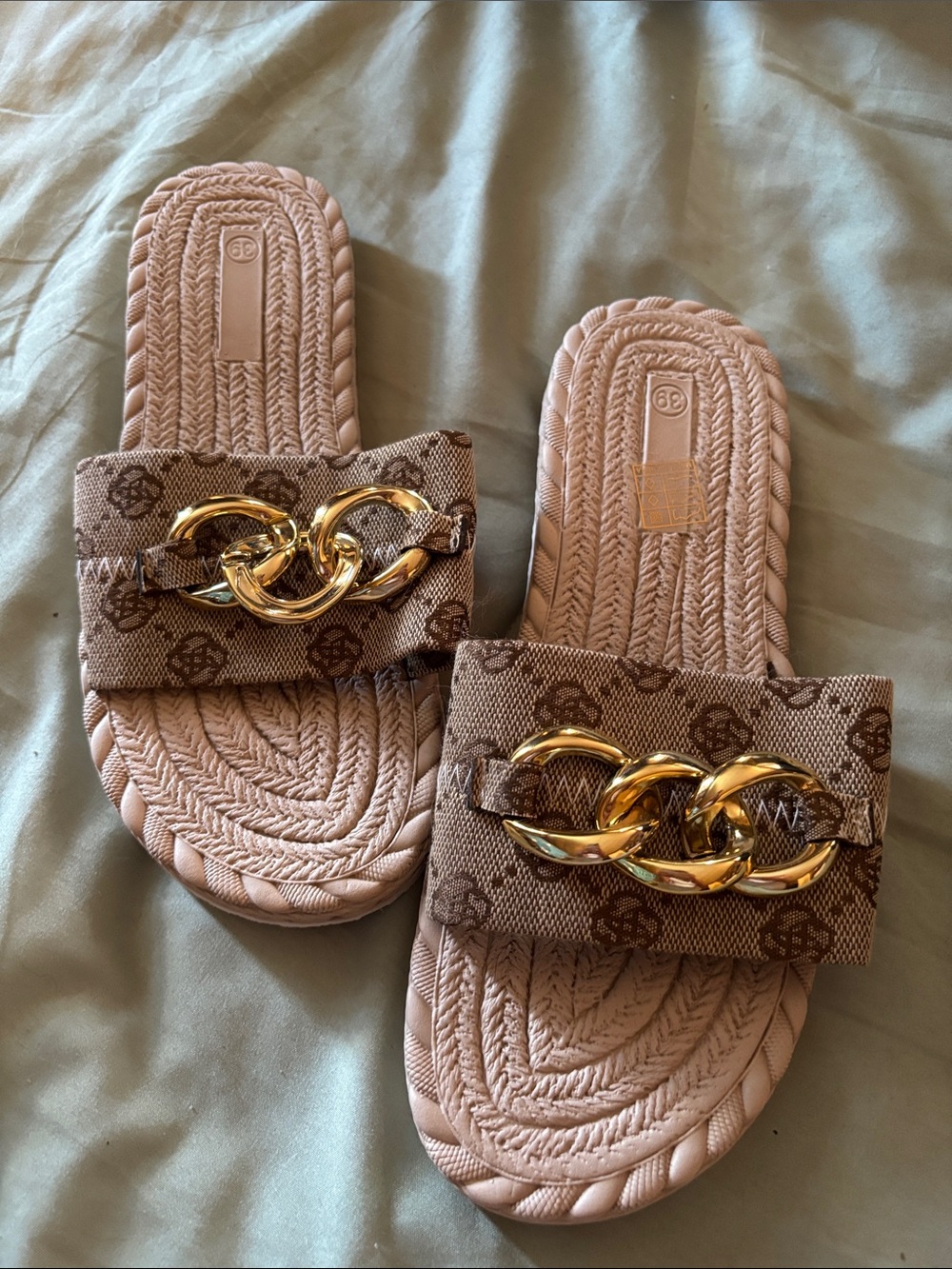 Logo chain slides